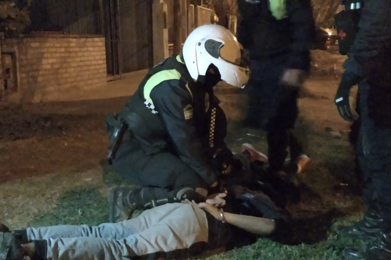 APREHENDIDO. La Policía arrestó a cuatro personas en los controles nocturnos por Yerba Buena. Foto: Prensa Ministerio de Seguridad