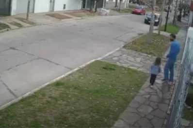 Video: salió a hacer las compras con su hija de cuatro años y lo sorprendieron dos delincuentes