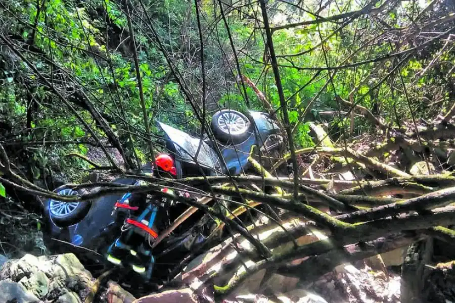 DESTRUIDO. El Peugeot 208 cayó a 100 metros, sobre un arroyo. 