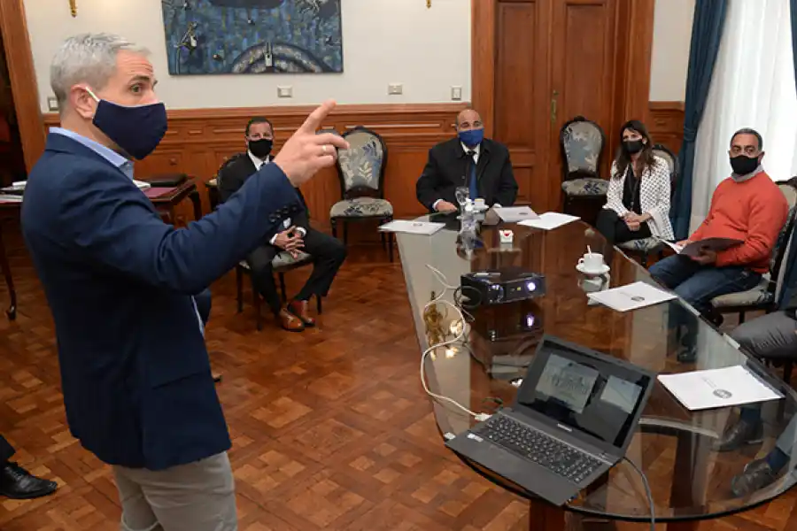 EN CASA DE GOBIERNO. Guraiib expone ante el gobernador Manzur y su equipo. Foto: Comunicación Pública