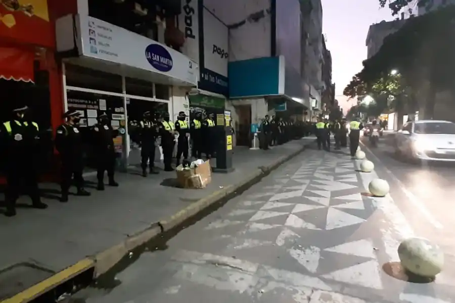 La Policía verifica el cumplimento del distanciamiento social.