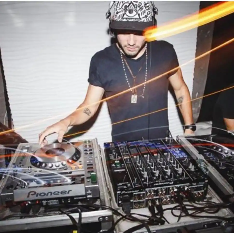 DESDE LA CONSOLA. Pasó de amateur a residente en diferentes clubes.  