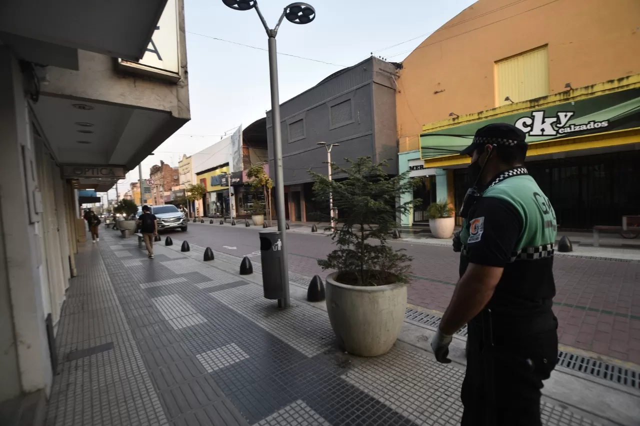 EN CONCEPCIÓN. Un policía con barbijo patrulla la peatonal. A partir de las 18 casi no hubo movimiento. Foto: Osvaldo Ripoll / LA GACETA