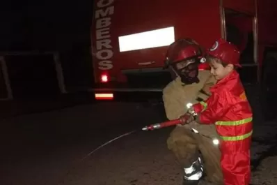 La pandemia le arruinó la fiesta, pero bomberos y policías le cumplieron un sueño