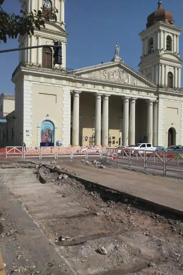 Los antiguos durmientes del tranvía se ven en estos días en la plaza Independencia