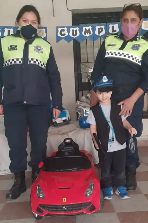 UN CUMPLEAÑOS MUY ESPECIAL. Jonás, junto a dos policías de El Manantial.