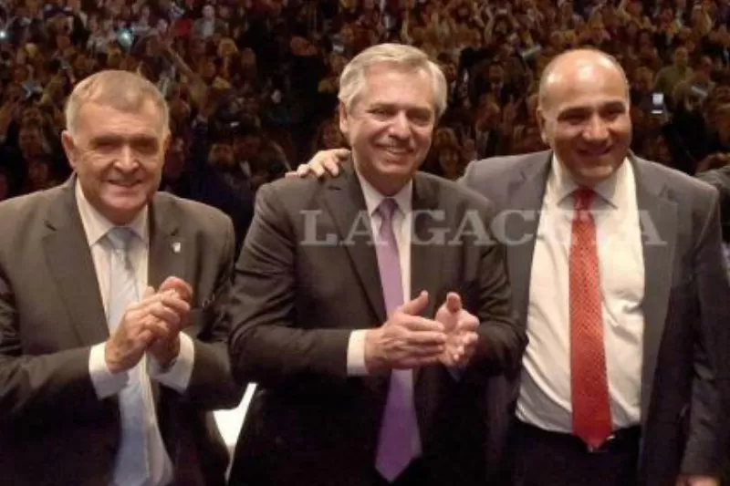EN EL MERCEDES SOSA. Fernández, con Manzur y Jaldo el día de su reasunción en la Provincia. Foto: LA GACETA / Franco Vera