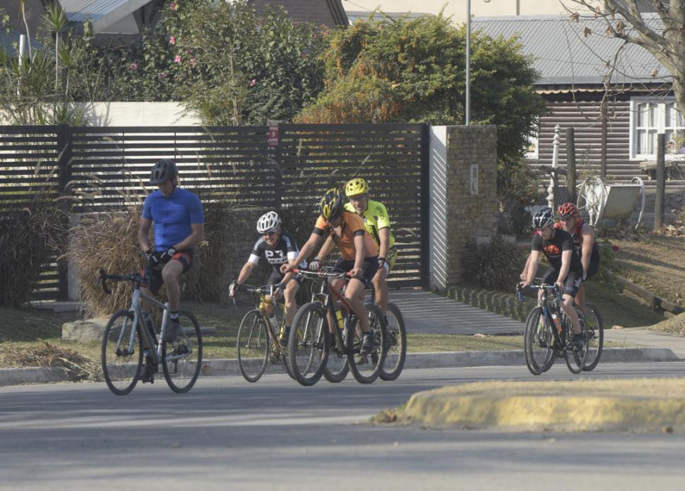 A MEDIAS. En Yerba Buena, las autoridades deberán reforzar los controles para que no se repita lo de estos ciclistas, que no cumplen como es debido la exigencia de mantener una distancia mínima entre ellos.