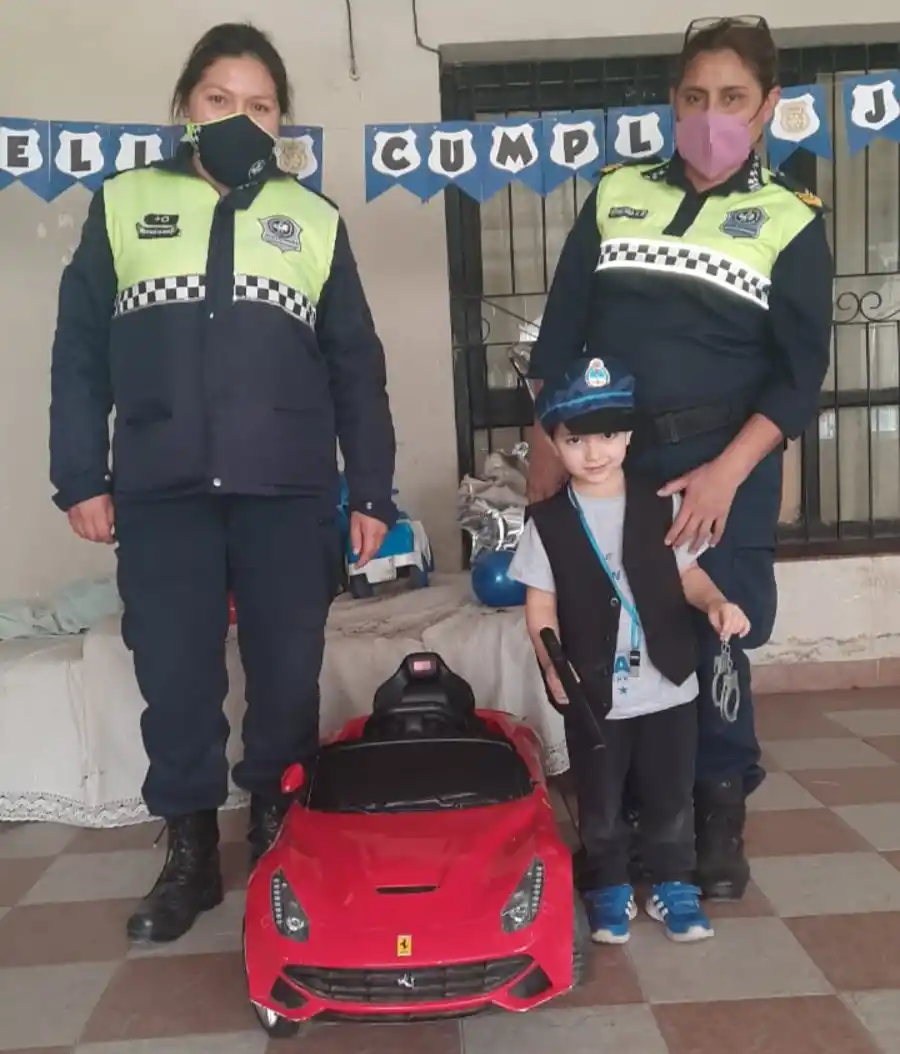 UN CUMPLEAÑOS MUY ESPECIAL. Jonás, junto a dos policías de El Manantial.