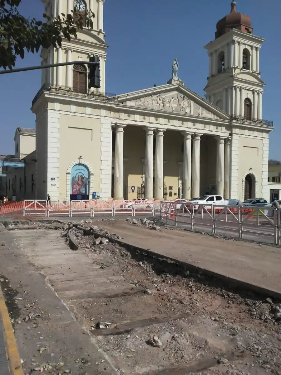 Los antiguos durmientes del tranvía se ven en estos días en la plaza Independencia