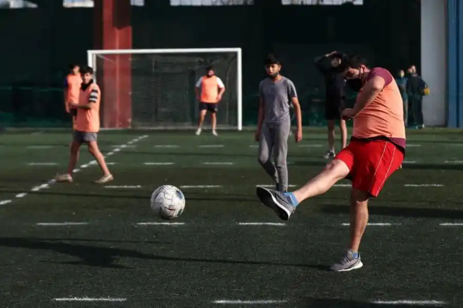 MÁS MARCAS. La cancha de fútbol 5 tiene un aspecto visual distinto en el césped. 
