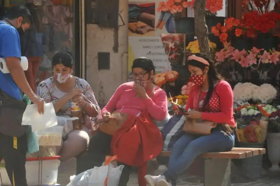 VENTA AMBULANTE. El microcentro es un lugar de oportunidades para los trabajadores informales, pero la clientela, como en este caso, no respeta una separación mínima. 