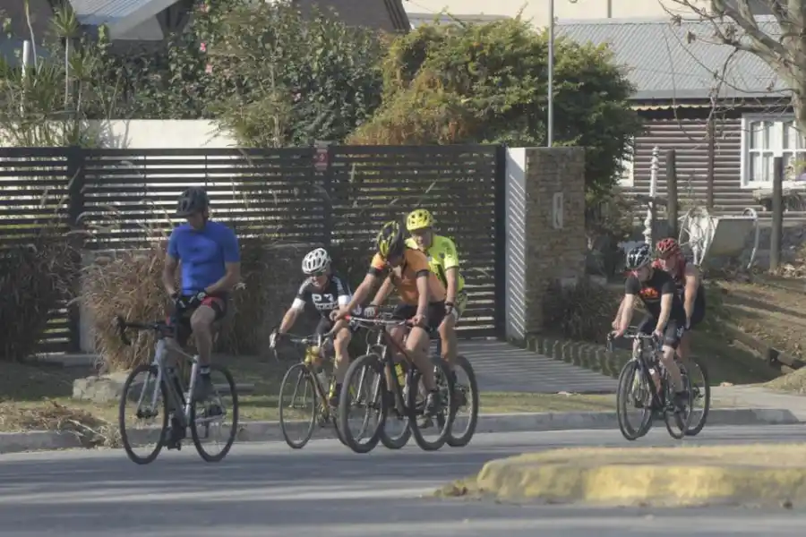 A MEDIAS. En Yerba Buena, las autoridades deberán reforzar los controles para que no se repita lo de estos ciclistas, que no cumplen como es debido la exigencia de mantener una distancia mínima entre ellos.