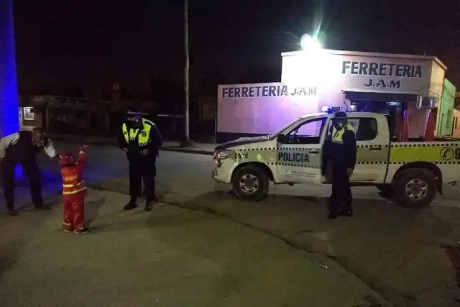 SIRENAS ENCENDIDAS. Los móviles de la Policía y de los Bomberos iluminaron el barrio.