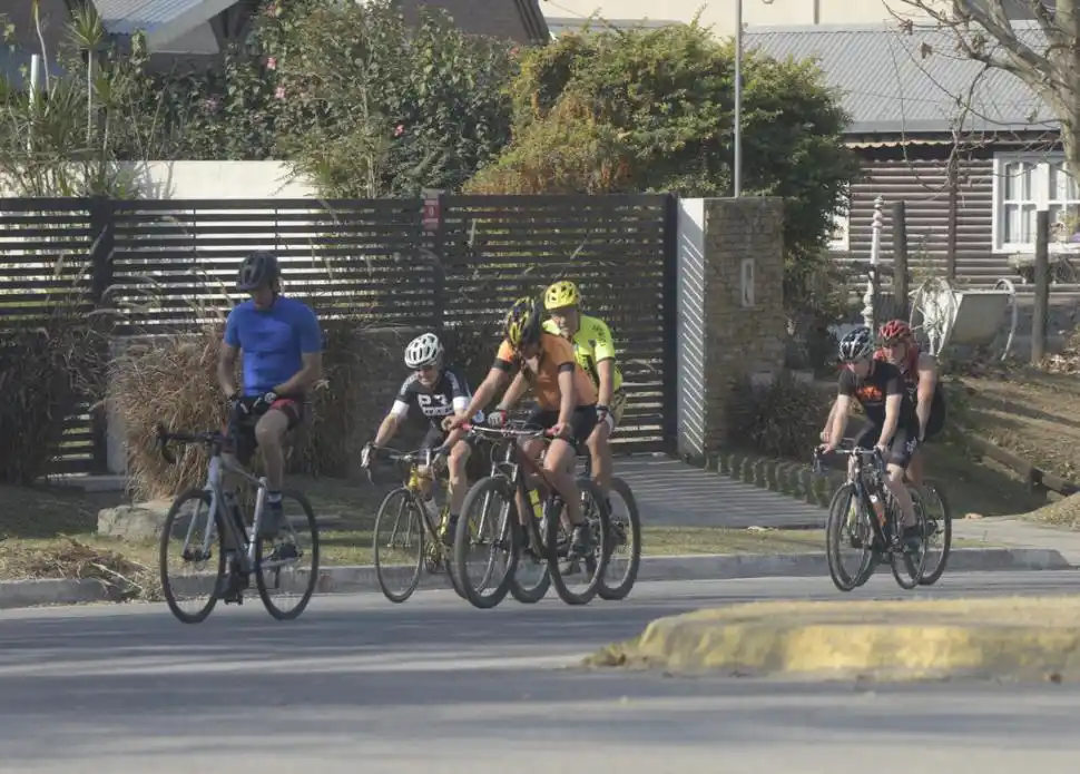 A MEDIAS. En Yerba Buena, las autoridades deberán reforzar los controles para que no se repita lo de estos ciclistas, que no cumplen como es debido la exigencia de mantener una distancia mínima entre ellos.