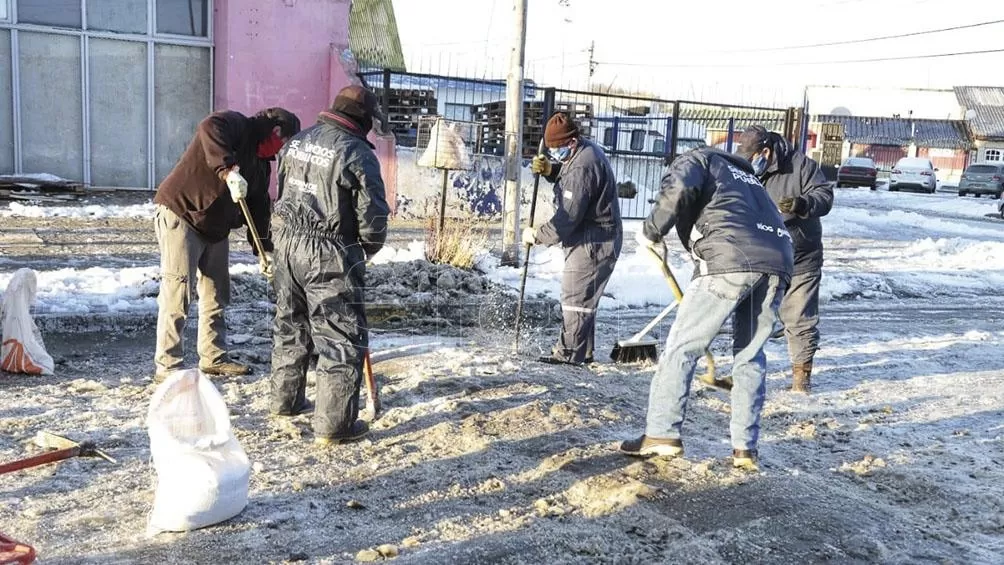 RÍO GRANDE. Operarios llevan a cabo tareas de limpieza en la ciudad fueguina. Foto Télam