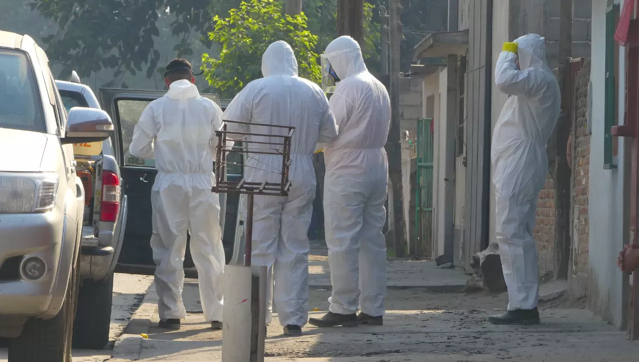 OPERATIVO. Personal del Siprosa y de la Municipalidad de Concepción realizan tareas de desinfección en el barrio Municipal, de esa ciudad.
