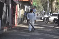 Con trajes especiales, recorrieron las calles de Tafí Viejo para combatir el coronavirus