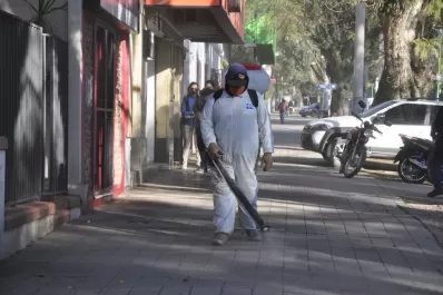 Con trajes especiales, recorrieron las calles de Tafí Viejo para combatir el coronavirus