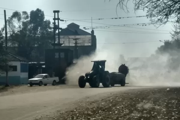 Tras el primer caso de coronavirus en Villa Quinteros salieron a desinfectar a todo el pueblo
