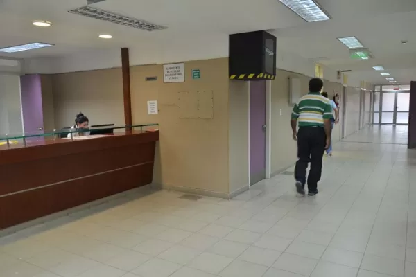 Decenas de personas esperaron durante la madrugada afuera de la Maternidad por un trámite