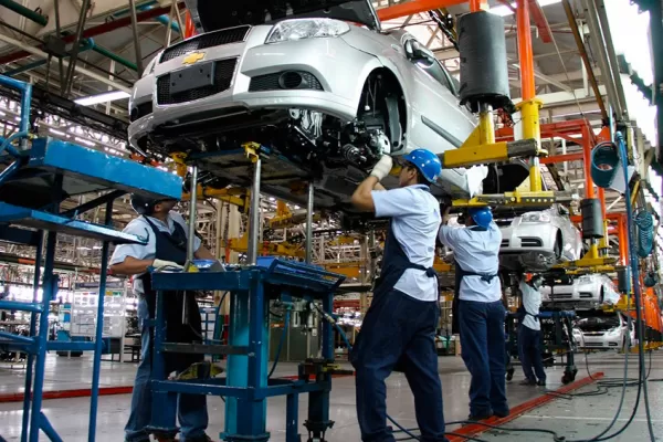 La producción nacional de autos creció el mes pasado un 36%, respecto de junio