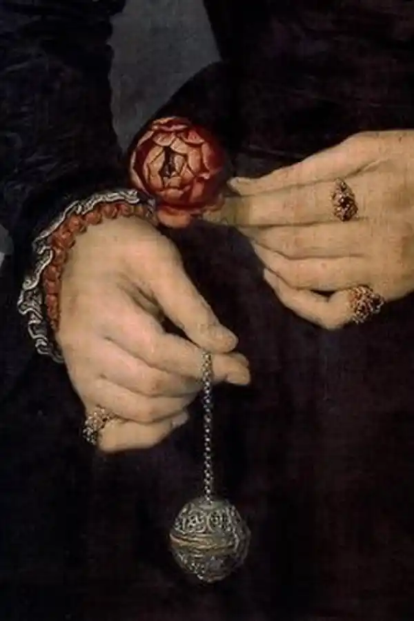 MODELOS DE POMANDERS. En la Edad Media hombres y mujeres usaban alhajas con flores y hierbas para mitigar el mal olor corporal. 