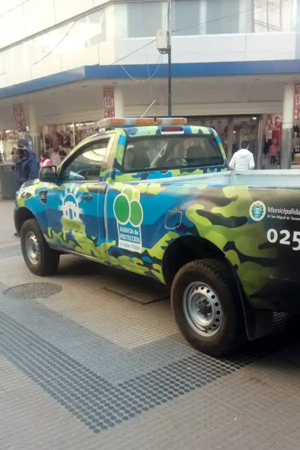EN LA PEATONAL. Una camioneta de la APEP, en Muñecas y Mendoza. Foto: LG WhatsApp