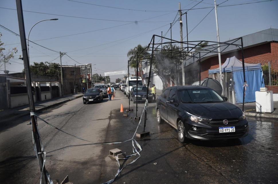 Municipales desinfectan vehículos que ingresan a la ciudad. la gaceta / fotos de Osvaldo Ripoll
