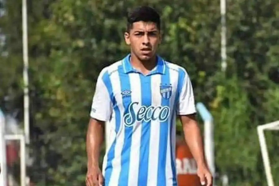  5 es la camiseta que suele usar Abel Bustos y hace honor a su posición en el campo. El santiagueño mide 1,72 metro, pesa 70 kilos, tiene 21 años y jugó de titular durante la mayor parte del último torneo de Reserva. También llega al gol y es otro detalle que puede añadir a su juego, generalmente vinculado con la marca.