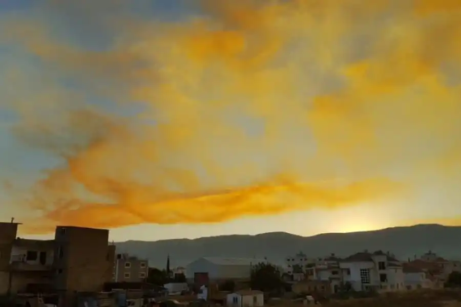 NUBE TÓXICA. Vapores de ácido nítrico quedaron flotando en el ambiente,  impidieron a los residentes salir a la calle durante varias horas. 