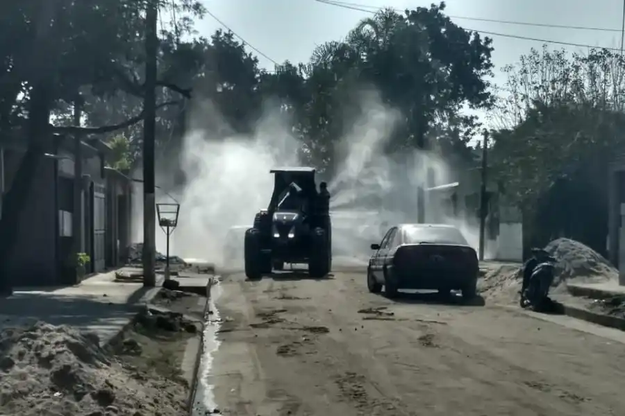 Tras el primer caso de coronavirus en Villa Quinteros salieron a desinfectar a todo el pueblo 