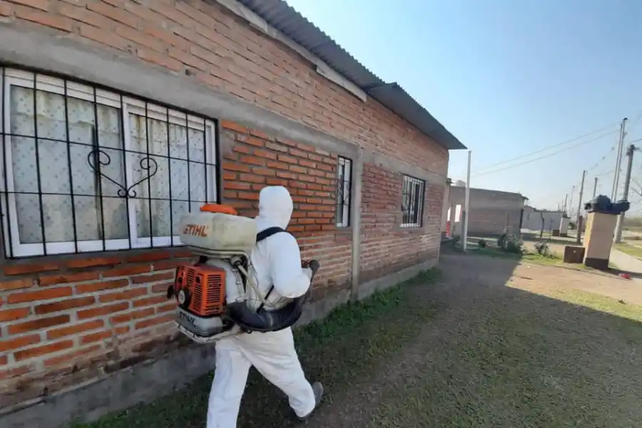 Tras el primer caso de coronavirus en Villa Quinteros salieron a desinfectar a todo el pueblo 