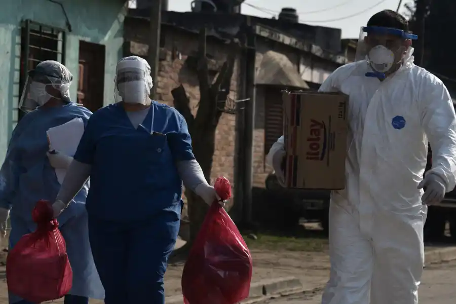 OPERARIOS. El personal realiza una búsqueda activa de febriles en el sur.