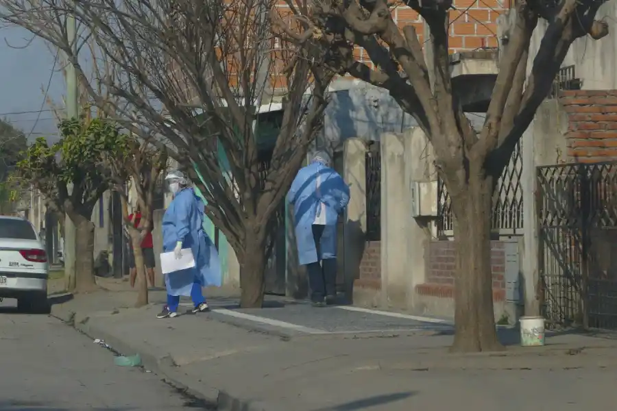 OPERATIVO. Personal del Siprosa y de la Municipalidad de Concepción realizan tareas de desinfección en el barrio Municipal, de esa ciudad.