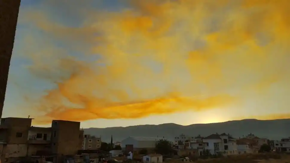 NUBE TÓXICA. Vapores de ácido nítrico quedaron flotando en el ambiente,  impidieron a los residentes salir a la calle durante varias horas. 