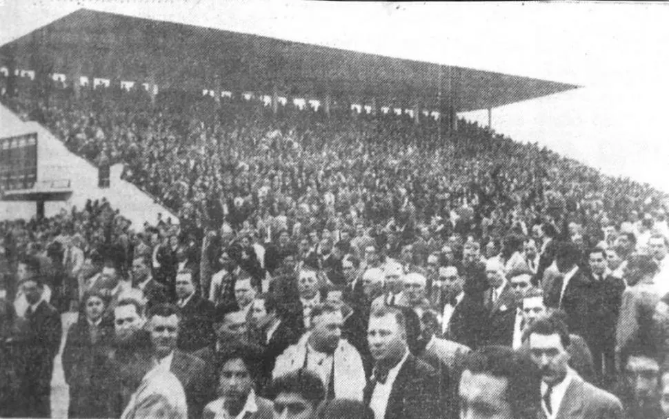 MULTITUD. Miles de personas asistieron a la inauguración del centro hípico, el 2 de agosto de 1942.  