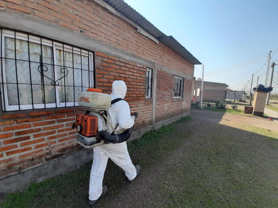 Tras el primer caso de coronavirus en Villa Quinteros salieron a desinfectar a todo el pueblo 