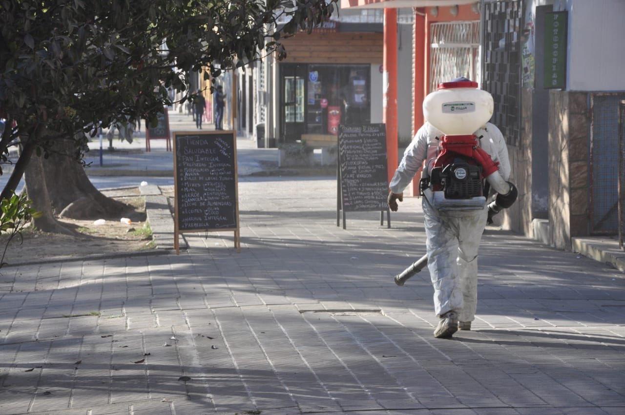 CONTRA EL COVID-19. Personal municipal recorre las calles de Tafí Viejo. Foto: Prensa Municipal