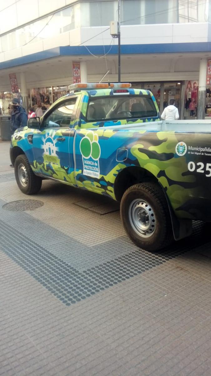 EN LA PEATONAL. Una camioneta de la APEP, en Muñecas y Mendoza. Foto: LG WhatsApp