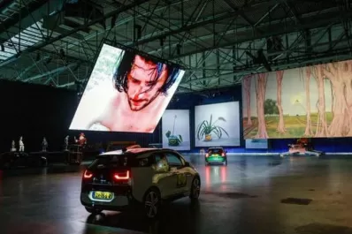 Buscando acercar el arte, inauguran exposiciones que se pueden visitar en autos