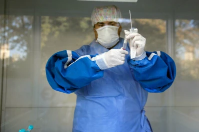 Convivientes de un contagiado de coronavirus serán tomados como positivos