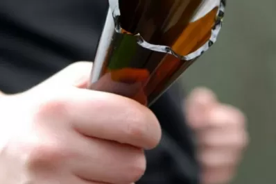 En el sur de la capital: hirió con una botella de vidrio a un joven mientras ingerían bebidas alcohólicas