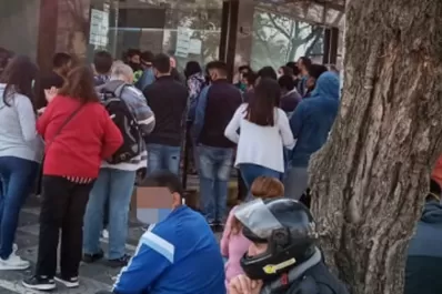 Sin distancia social en las colas de los bancos tucumanos