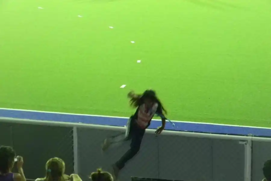 AUDAZ. A los 10 años, la pequeña Janet lo pensó muy poco: saltó la baranda e irrumpió en el césped sintético de la cancha. la gaceta / foto de diego aráoz