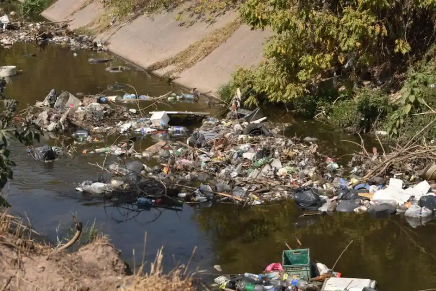  DOLOR. Facundo Biza reconoce a su padre por la ropa. Los vecinos no habían visto el cuerpo entre la basura del canal  la gaceta / fotos de Inés Quinteros Orio