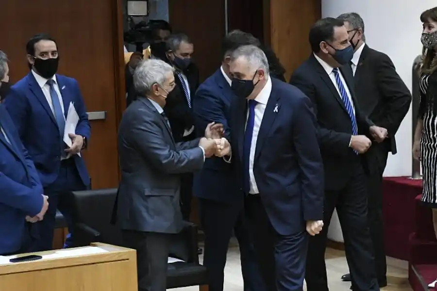 EN EL RECINTO. Jaldo saluda con el puño al legislador Khoder antes de iniciar la sesión. Foto: Prensa HLT