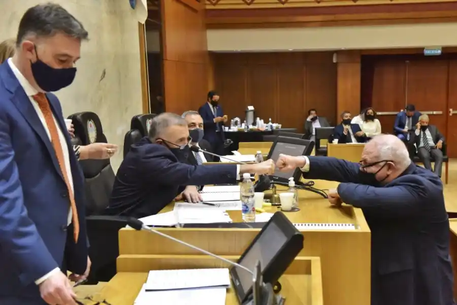 EN SESIÓN. Masso, de pie, saluda al vicegobernador Jaldo. Foto: prensa HLT