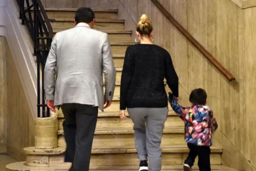 EN TRIBUNALES. Solange Beltramino junto a su hijo y a su abogado, el día que se presentó a declarar.