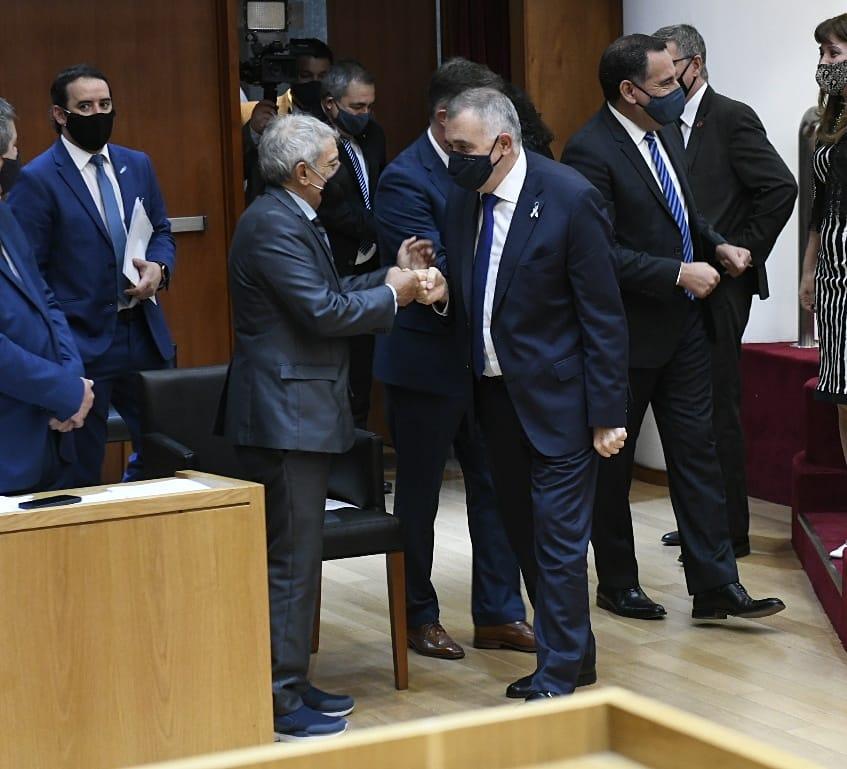 EN EL RECINTO. Jaldo saluda con el puño al legislador Khoder antes de iniciar la sesión. Foto: Prensa HLT